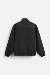 Sudadera gris oscuro de tejido polar con lana, corte relaxed fit, cuello alto con cierre de cremallera, manga larga, bolsillo tipo parche en el pecho y terminaciones elásticas.
