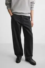 Pantalón de jean negro, corte relaxed fit, con bolsillos frontales y traseros tipo parche, tira multifunción y bolsillo tipo parche en las piernas. Tiene efecto lavado y cierre frontal con cremallera y botón.