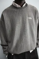 Sudadera gris con rayas verticales blancas, cuello redondo, manga larga y bordado con texto en el pecho.