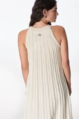 Vestido largo de tejido de punto, color celeste con rayas verticales en azul oscuro y brillo sutil por el lurex. Diseño sin mangas con cuello halter y silueta en A.