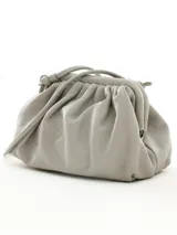Cartera de cuero color gris con diseño fruncido y cierre de cremallera.
