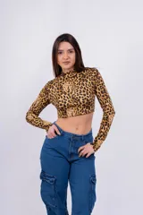 Polera corta de lycra con cuello alto y estampado animal print de leopardo.
