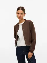 Campera bomber corta color marrón chocolate, con cuello redondo y puños acanalados.