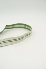 Bolso tipo bombonera tejido a crochet, con patrón geométrico en tonos rosa y marrón. Tiene cierre con cordón ajustable y correa de hombro.