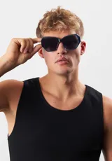 Lentes de sol Eco Shades modelo Lucia, con montura angular color verde oliva y lentes degradadas en marrón. Fabricados con materiales reciclados.