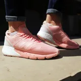 Championes Adidas ZX 1K Boost para mujer, color rosa con detalles en blanco.