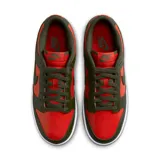 Zapatillas Nike Dunk Low Retro de hombre, color verde oliva y rojo.