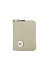 Monedero pequeño color amarillo ocre con cierre de cremallera y múltiples compartimentos internos.