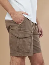 Bermuda de gabardina color marrón con múltiples bolsillos tipo cargo.
