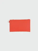 Pochette Longchamp modelo Le Foulonné, color naranja, con cierre superior y logo grabado en el frente.