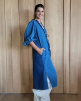 Kimono largo de denim negro con volados en el frente y mangas 3/4 abullonadas.