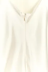 Vestido midi color blanco hueso de satén con escote en V y tirantes finos regulables.