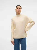 Suéter de punto grueso color crema, con cuello alto y manga larga.
