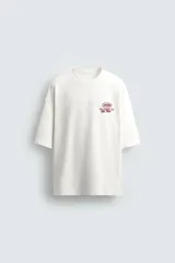 Sudadera blanca de cuello redondo y manga corta, corte relaxed boxy fit, con estampado en el frente y la espalda.