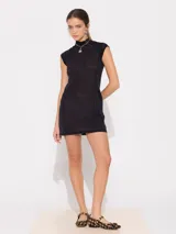 Vestido negro de cuello redondo tipo polera y mangas cortas, con ajuste al cuerpo.