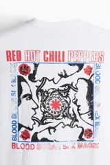 Remera blanca de corte holgado con estampado del logo de la banda Red Hot Chili Peppers en el pecho.