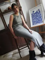 Vestido midi gris de punto, sin mangas y con tajo lateral.
