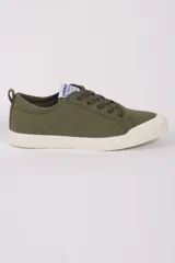 Zapatilla deportiva urbana color verde militar, con suela de goma y parte superior de 100% algodón.