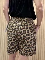 Short de tiro alto con estampado animal print, spandex y elástico en la cintura.