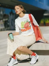 Falda larga tejida a crochet color crema, con abertura lateral.