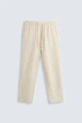 Pantalón color arena de corte recto, con cintura elástica ajustable con cordón, bolsillos laterales y traseros.