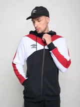 Campera con capucha Umbro de felpa negra, blanca y roja con cierre frontal y logo bordado en el pecho.