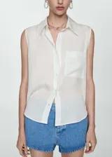 Camisa blanca sin mangas con cuello clásico, cierre frontal con botones y bolsillo de parche en el pecho.