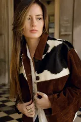 Chaqueta marrón de cuero vacuno con canesú delantero y trasero de cuero vacuno raza Holando en blanco y negro.