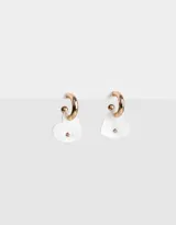 Aros tipo argolla dorados con dije de corazón de nácar y pequeño strass.