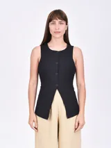 Chaleco negro con escote redondo y cierre frontal con botones.