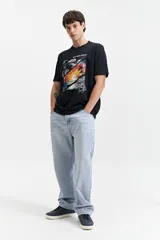 Remera negra de manga corta con estampado de palmeras y puesta de sol.