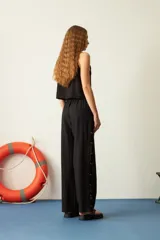 Pantalón negro de algodón y lino, corte recto, con cintura elástica y mostacillas en los laterales.