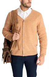 Cardigan color camel de cashmere 100% natural, con cuello en V y cierre frontal con botones.