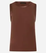 Musculosa blanca de punto con cuello redondo y sisas con detalle satinado.
