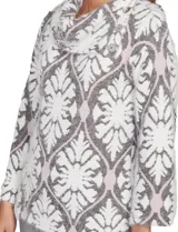 Buzo de tejido de punto con cuello vuelto que se ajusta con botones. Presenta un diseño jacquard en tonos blanco, gris y rosado pálido.