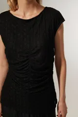 Top blanco de manga corta, con cuello a la base, bordado y frunces. Corte al cuerpo.