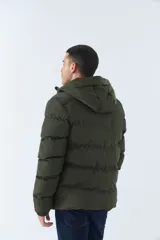 Campera puffer azul marino para hombre, con capucha ajustable, cuello alto, bolsillos con cierre y logo en goma.