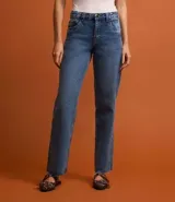 Pantalón de jean de corte recto, color azul, con tiro alto, bolsillos delanteros y traseros, cierre con botón y cremallera, y bajo a hilo.