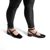 Zapato de vestir de cuero charol color rojo, con punta fina, doble tira con hebilla al tobillo y taco cuadrado bajo. Marca Marco Donatti, modelo Rashy.