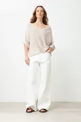 Sweater rojo de tejido de punto, con escote en V y corte oversized.