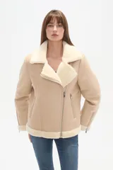 Campera tipo aviador de poliéster en color natural con forro de piel sintética a contraste. Presenta cuello de solapa, cierre frontal asimétrico con cremallera, bolsillos laterales con cierre y detalle de cremalleras en los puños.