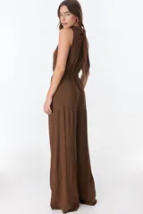 Mono largo negro con cuello alto, sin mangas y corte holgado.