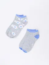 Pack de dos pares de medias cortas, uno gris con estampado de estrellas rosas y otro rosa liso.