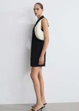 Minivestido negro sin mangas con cuello con solapas y cierre frontal con botones.