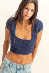 Crop top azul marino tejido a crochet con escote cuadrado y espalda descubierta con cierre de cordones.