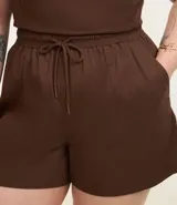 Short comfy marrón de sarga de algodón BCI, con cintura elástica, lazo y bolsillos laterales. Diseño Curve & Plus Size.