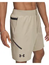 Short deportivo Under Armour Unstoppable para hombre, color beige, con logo negro en la pierna izquierda y cierre lateral en negro.