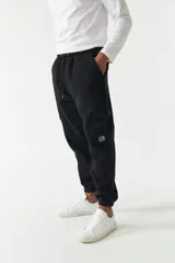 Pantalón deportivo estilo cargo color negro, con puños ajustados y logo bordado.