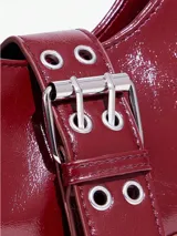 Bolso de mano en color cereza, con diseño estructurado y detalle de hebilla frontal.