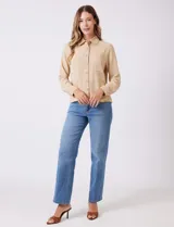 Camisa de crepe color fucsia, con cuello solapa, cierre frontal de botones y dos bolsillos aplicados en el pecho.